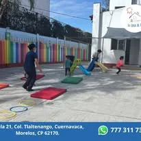 Niños jugando en el patio
